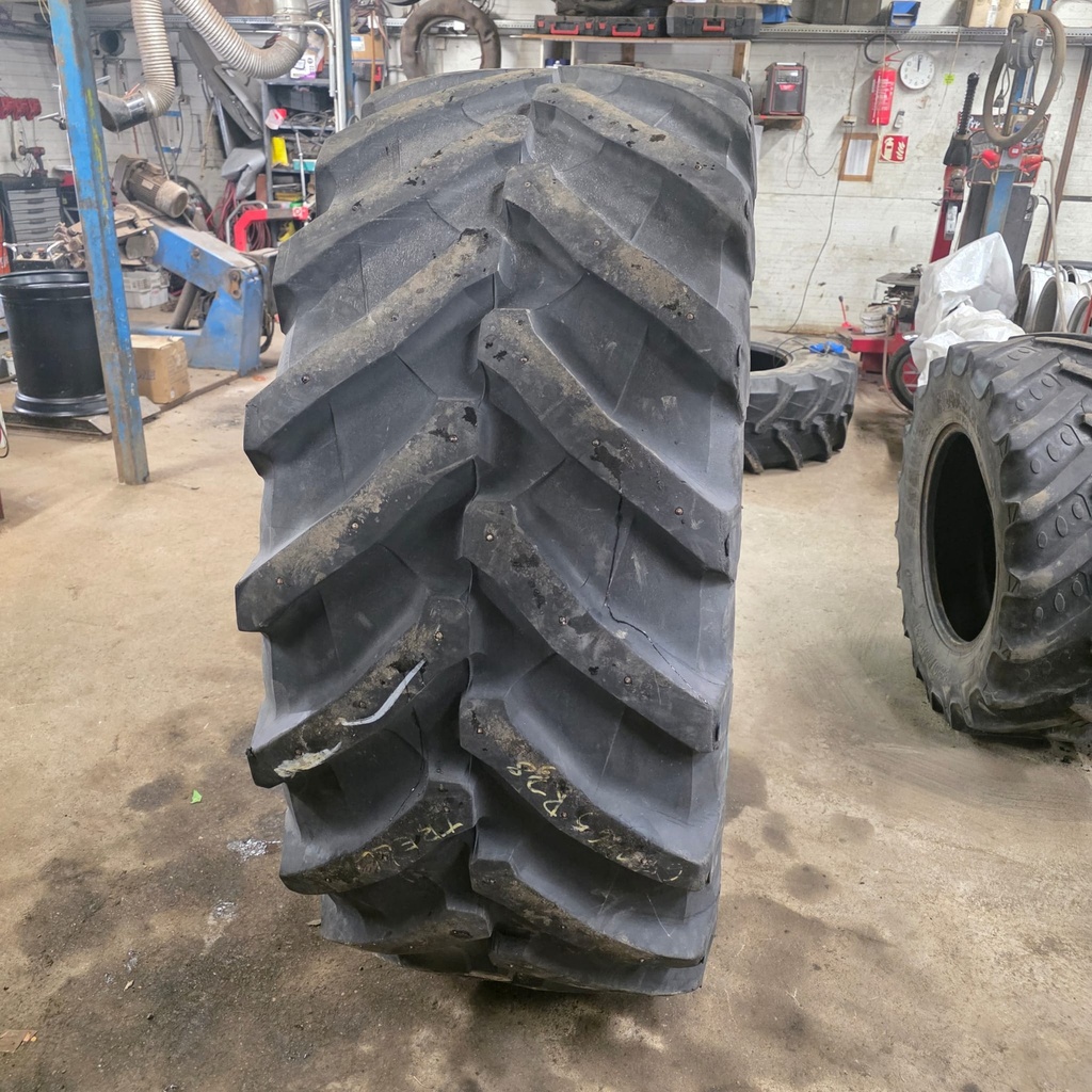650/65R38 157B TL Trelleborg TM800 Käytetty rengas 32mm DOT-10 (Korjattu, Nastat)