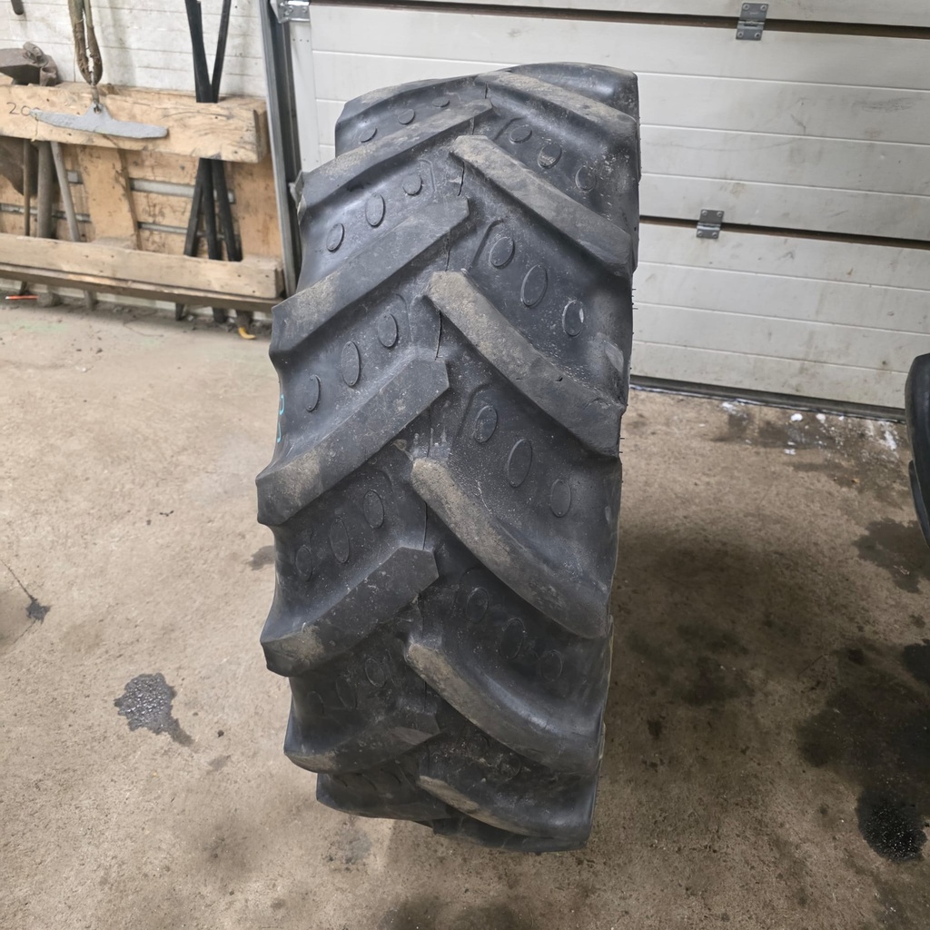 380/70R24 125A8 BKT AGRIMAX Käytetty rengas 15mm DOT-15 (Asennus sisärenkaalla)