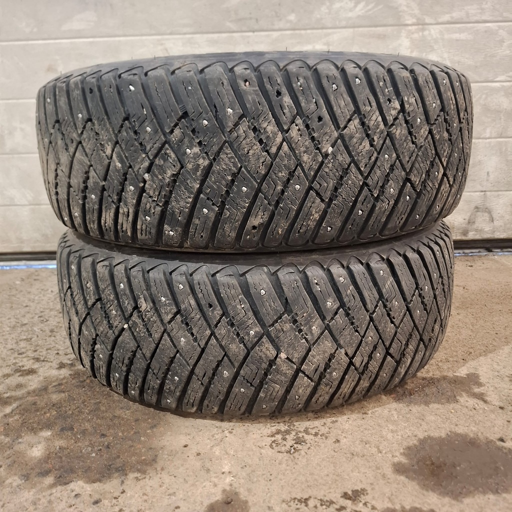 205/60R16 96T Goodyear Ultragrip Ice Arctic Käytetty nastarengas 8mm DOT-16 (toisesta renkaasta puuttuu muutama nasta)
