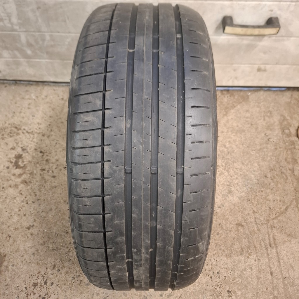 225/45ZR18 95Y Falken Azenis FR510 Käytetty kesärengas 4,5mm DOT-19 (toinen laita enemmän kulunut)