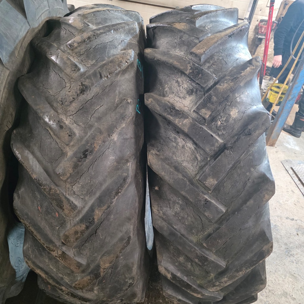 16.9-34 8pr Barum Käytetty rengas 2cm toinen kuluneempi ~1cm (Pykimää, Asennus sisärenkaalla, Vanhat)