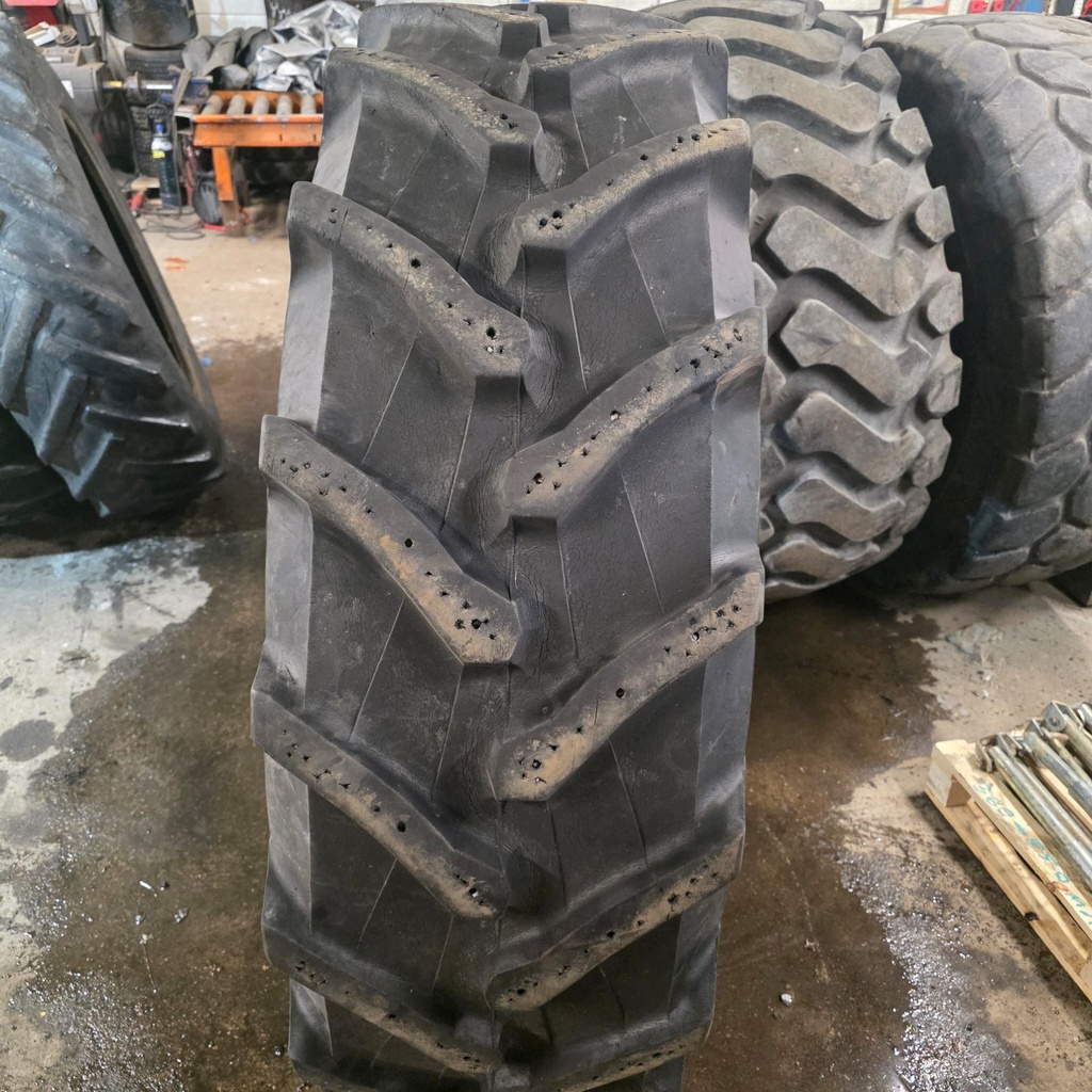 460/85R34 147A8 (18.4R34) Trelleborg TM600  Käytetty rengas 35mm DOT-10 (Asennus sisärenkaalla, Kuivumaa rungossa, 2x tossu)