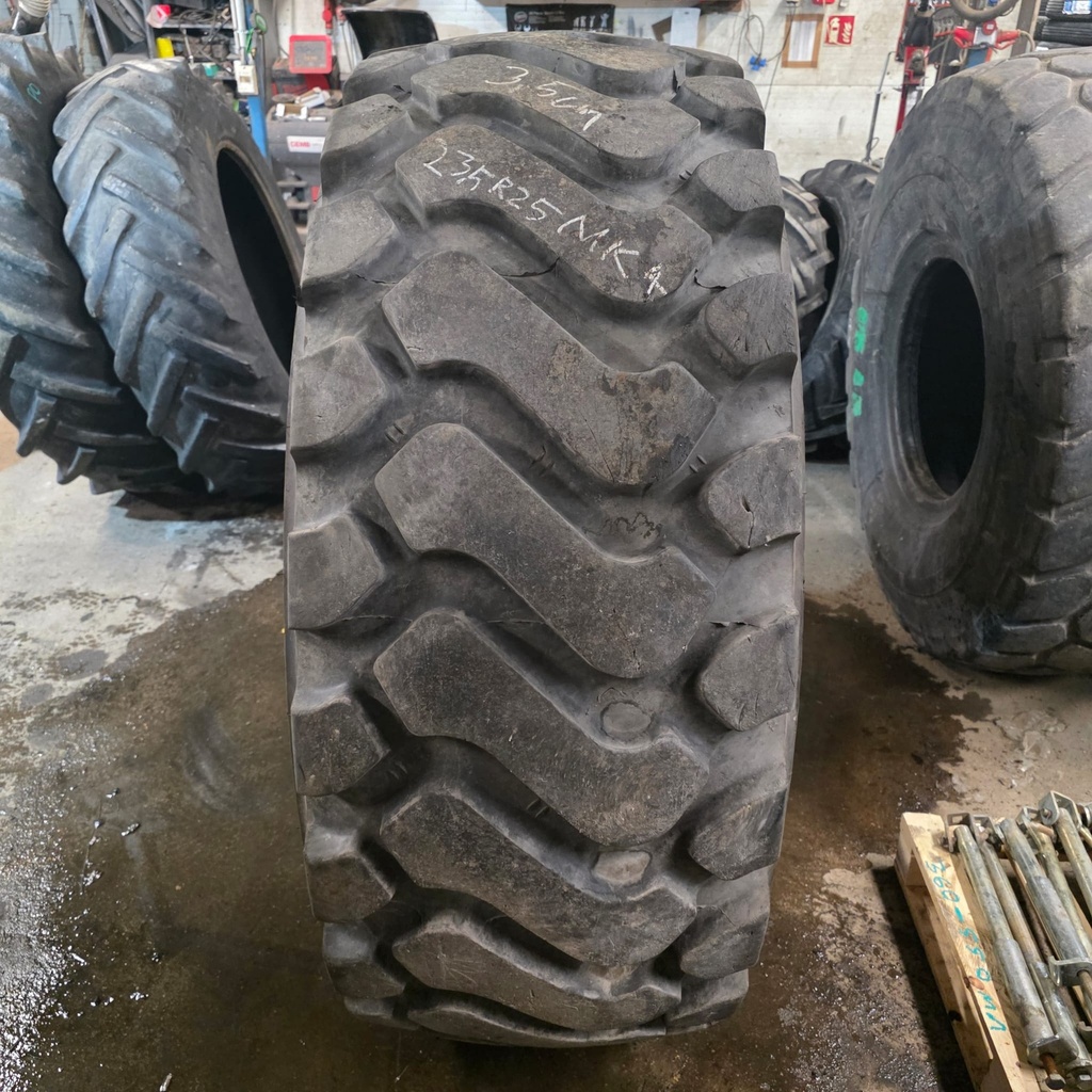 23.5R25 195A2 L3 Michelin XHA2 Käytetty työkoneen rengas 158cm / 35mm Hyvä runko