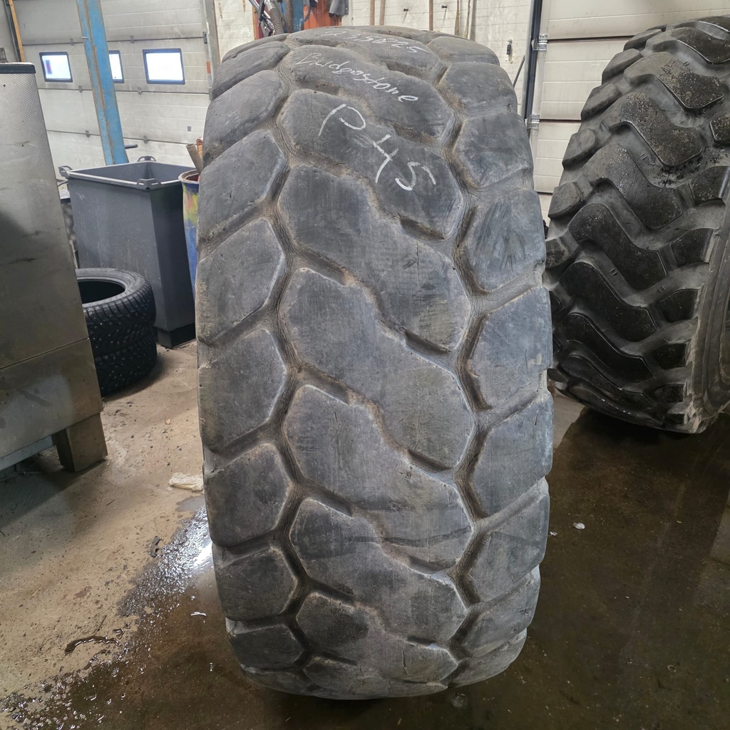 23.5R25 195A2 Bridgestone VJT Käytetty työkoneen rengas 153cm / 12mm Korjattu