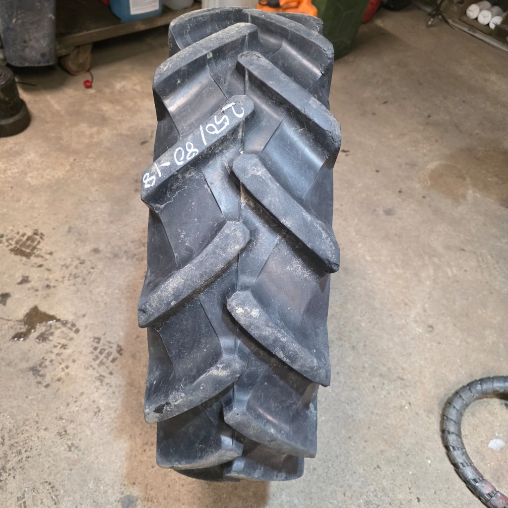 250/80-18 8pr Pirelli IM 110 Käytetty rengas DOT-08 25mm
