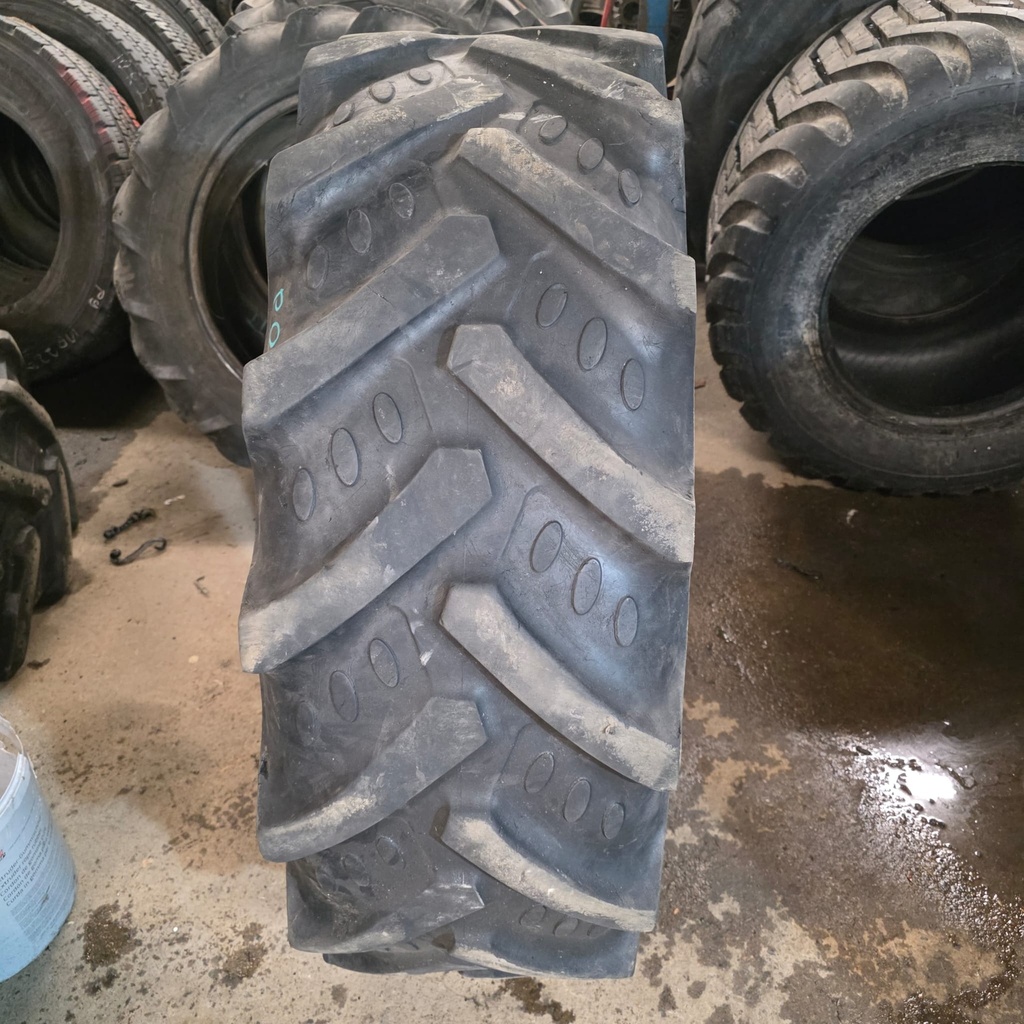 380/85R24 (14.9R24) TL 131A8 BKT Agrimax Käytetty rengas DOT-15  15mm