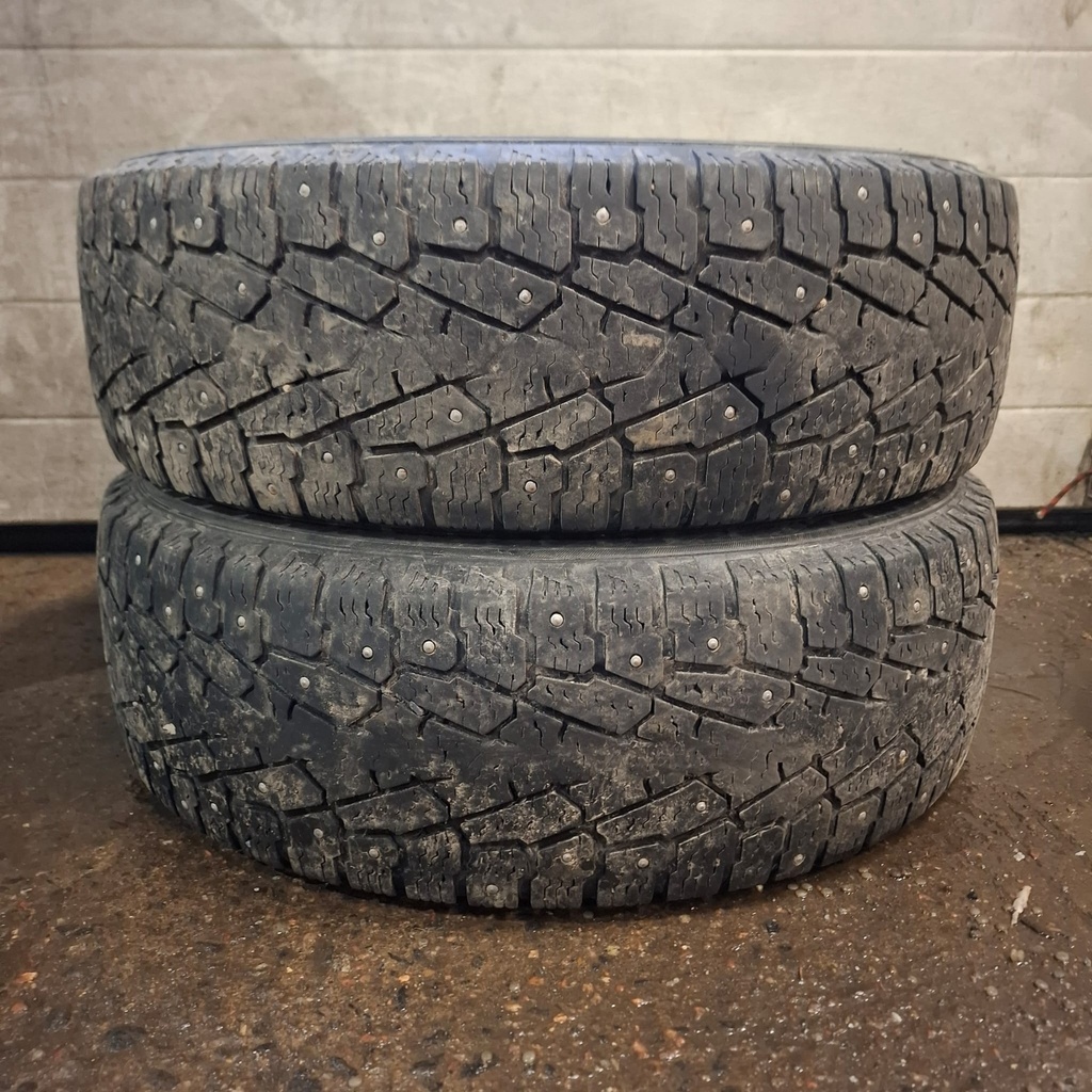 195/70R15C 104/102R Nokian Hakkapeliitta C3 Käytetty nastarengas 4,5-5,5mm DOT-16