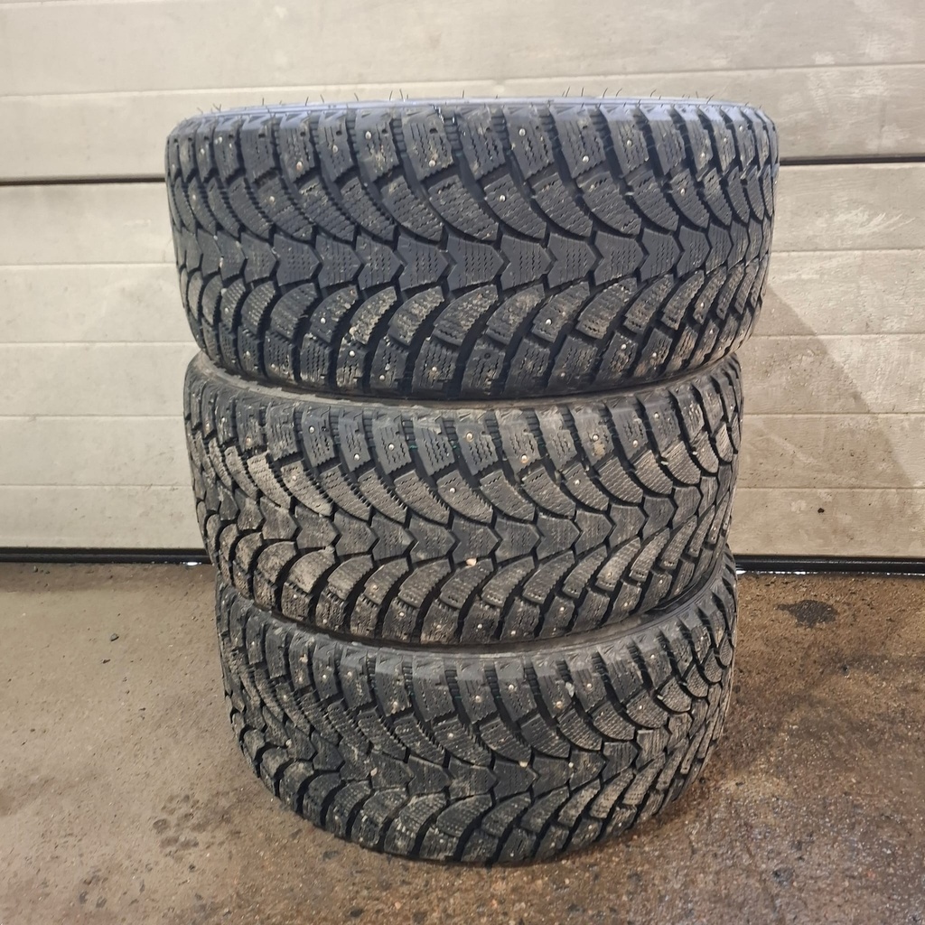 245/40R18 97T XL Maxtrek Trek M900 Ice Käytetty nastarengas 8,5-9mm DOT-20