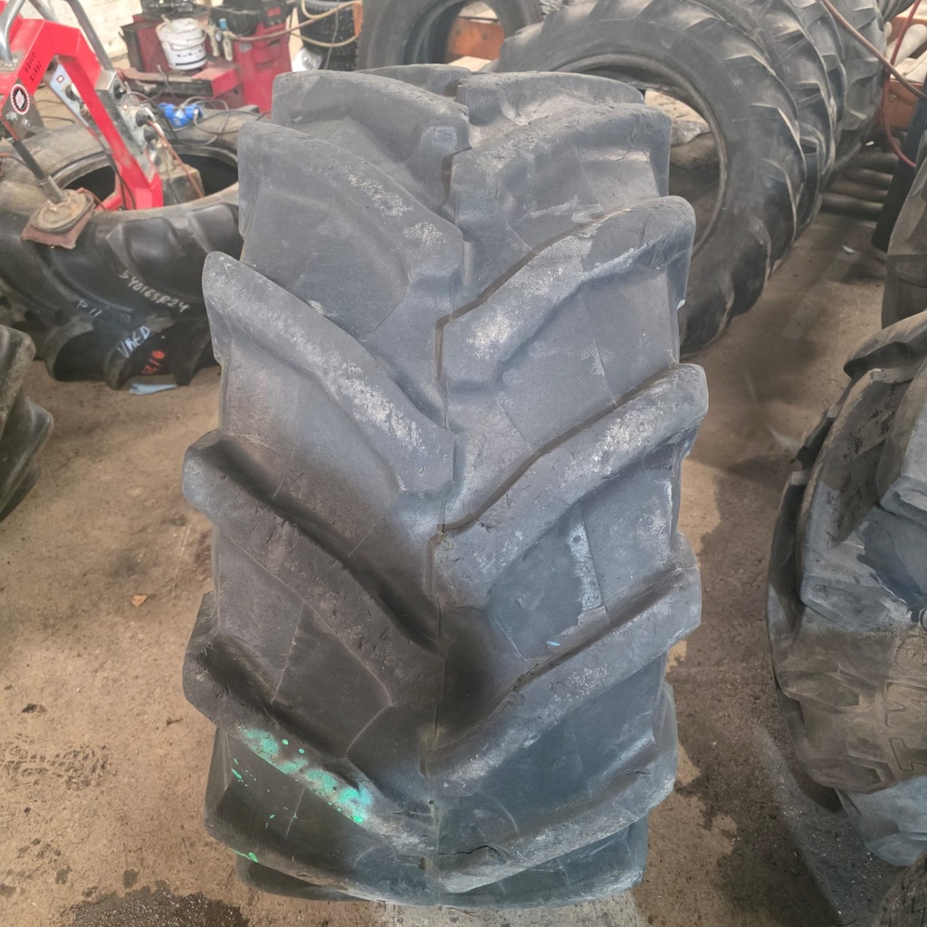 540/65R24 140A8 Pirelli TM800 Käytetty rengas DOT-02 30mm (Asennus sisärenkaalla)