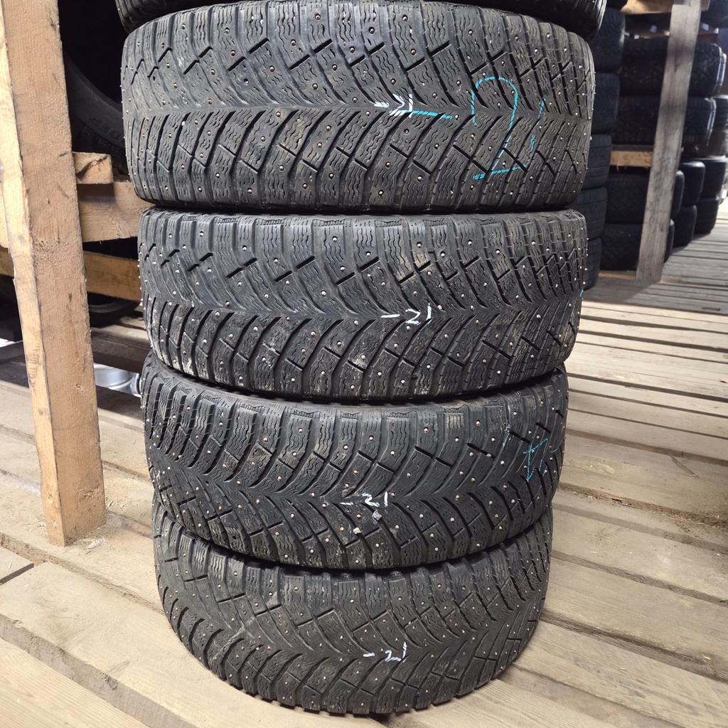 215/55R17 98T Michelin X-Ice North 4 Käytetty nastarengas 4,5mm DOT-21