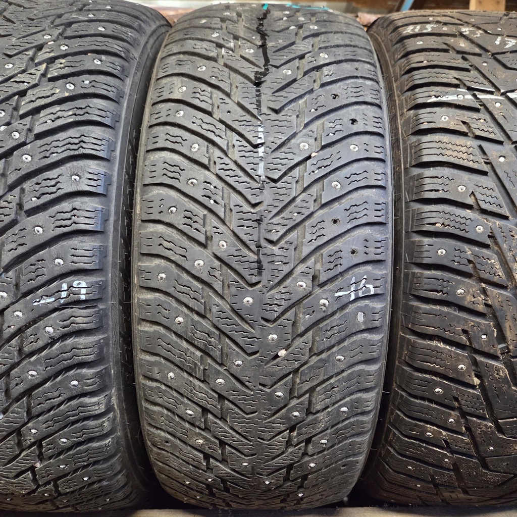 215/55R17 98T XL Nokian Hakkapeliitta 8 Käytetty nastarengas 6mm DOT-16