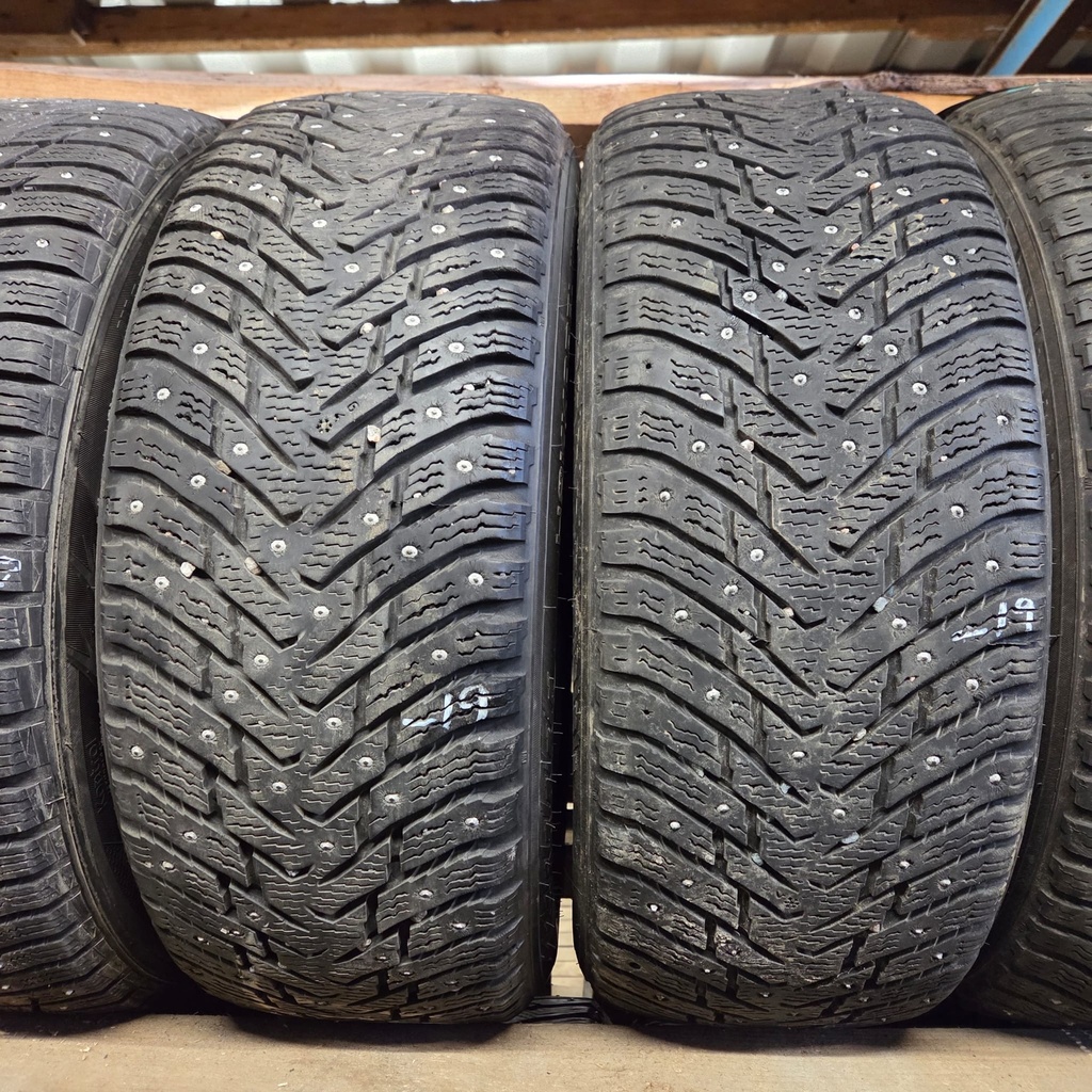 215/55R17 98T XL Nokian Hakkapeliitta 8 Käytetty nastarengas 6,5-7mm DOT-19