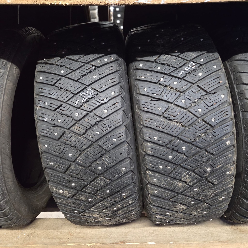 215/55R17 98T Goodyear UltraGrip Ice Arctic Käytetty nastarengas 8mm DOT-20
