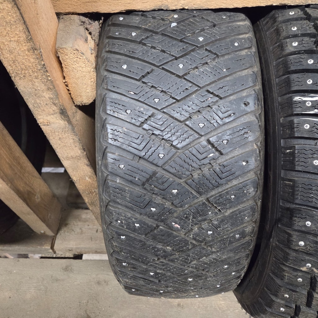 215/55R17 98T Goodyear UltraGrip Ice Arctic Käytetty nastarengas 7,5mm DOT-12