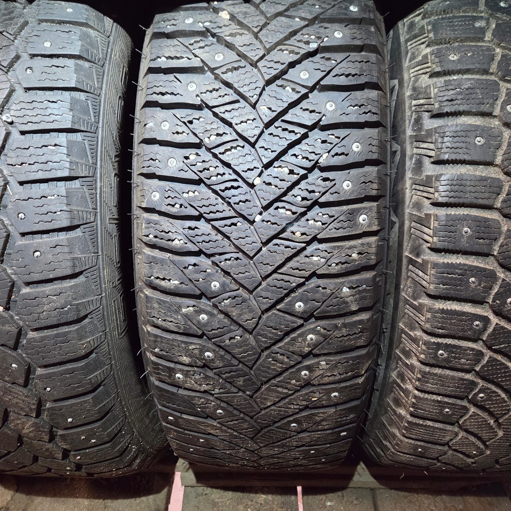 215/60R17 100T Triangle Icelink Käytetty nastarengas 9,5mm DOT-16