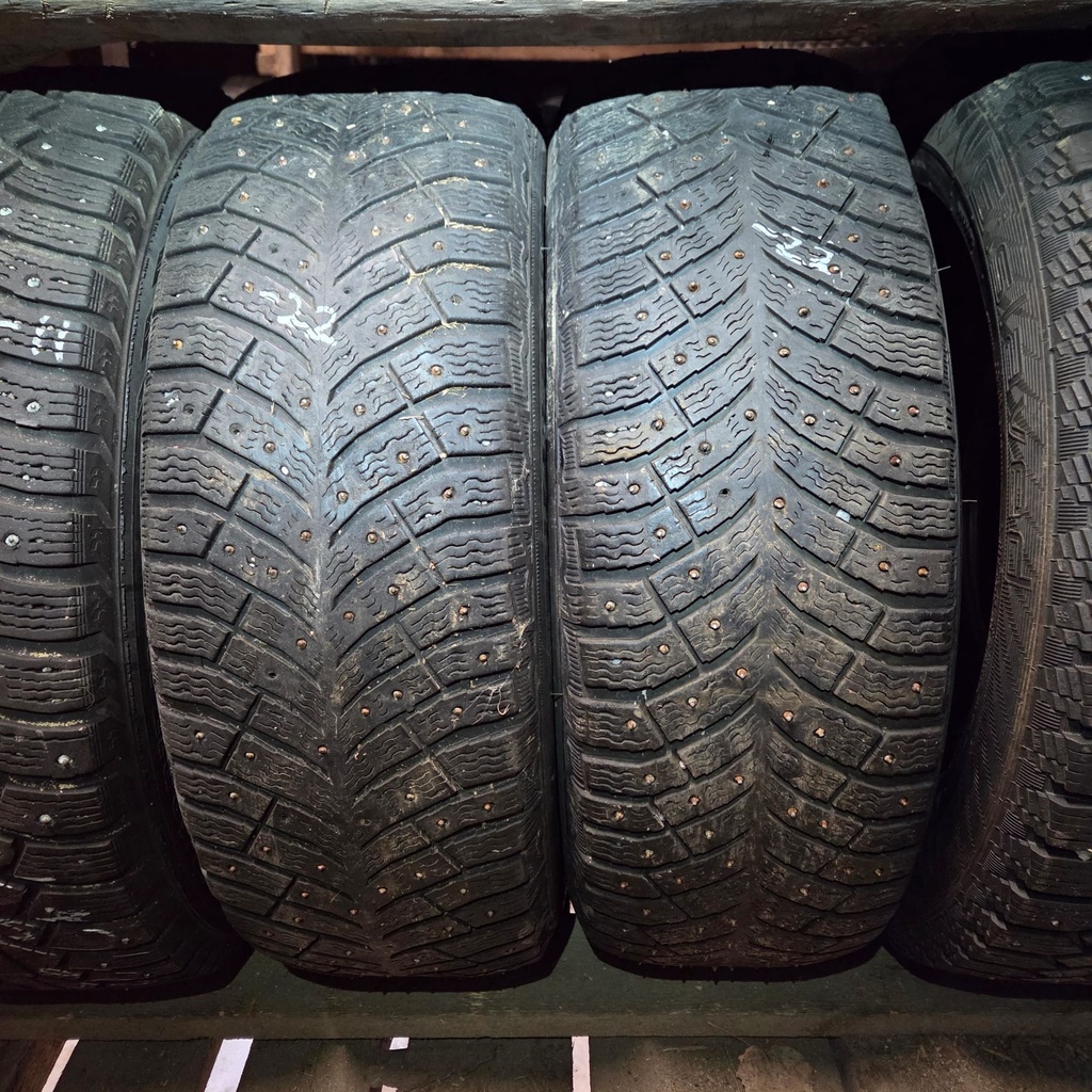 215/60R17 100T Michelin X-Ice North 4 Käytetty nastarengas 3,5-4,5mm DOT-22