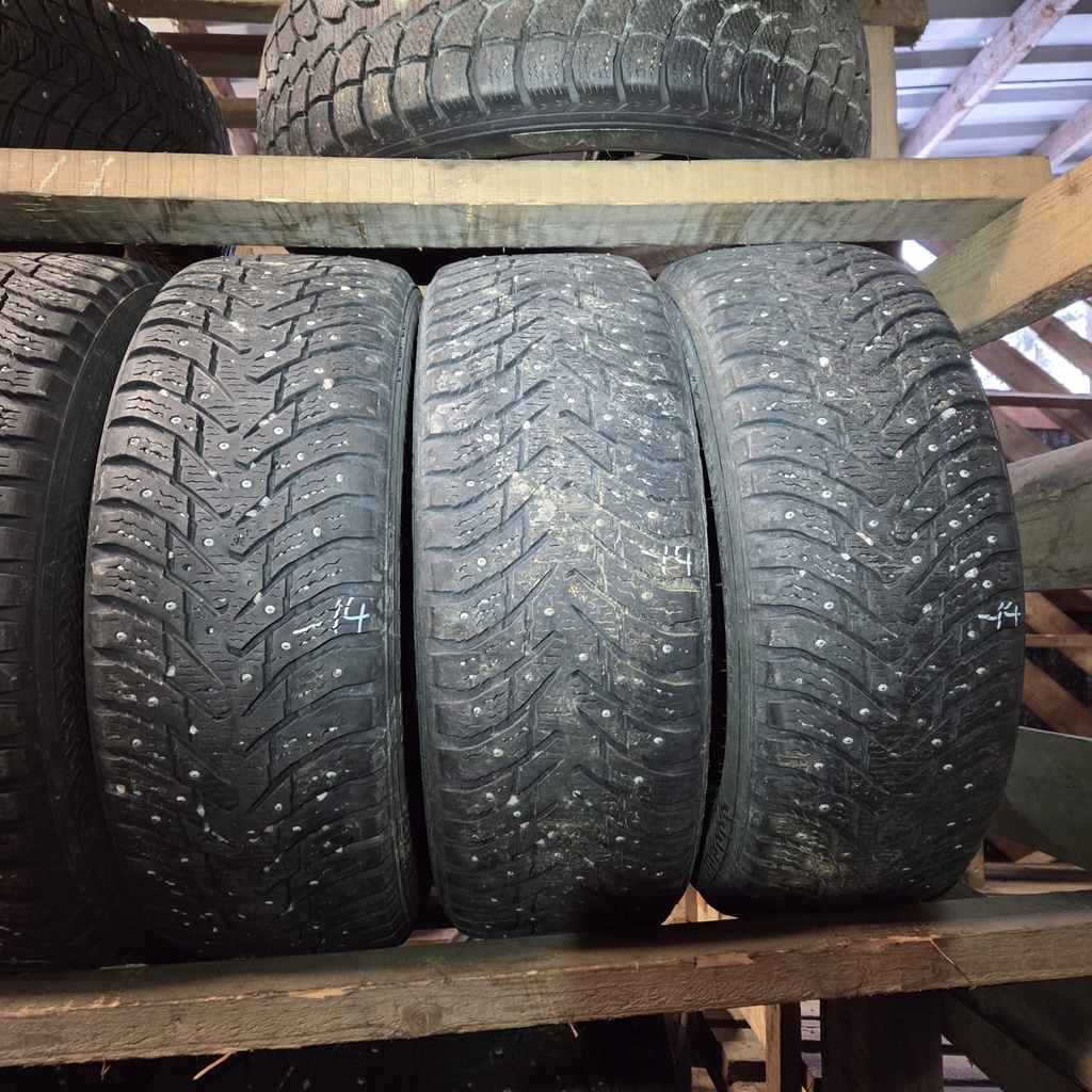 215/60R17 100T Nokian Hakkapeliitta 8 Käytetty nastarengas 7-8mm DOT-14