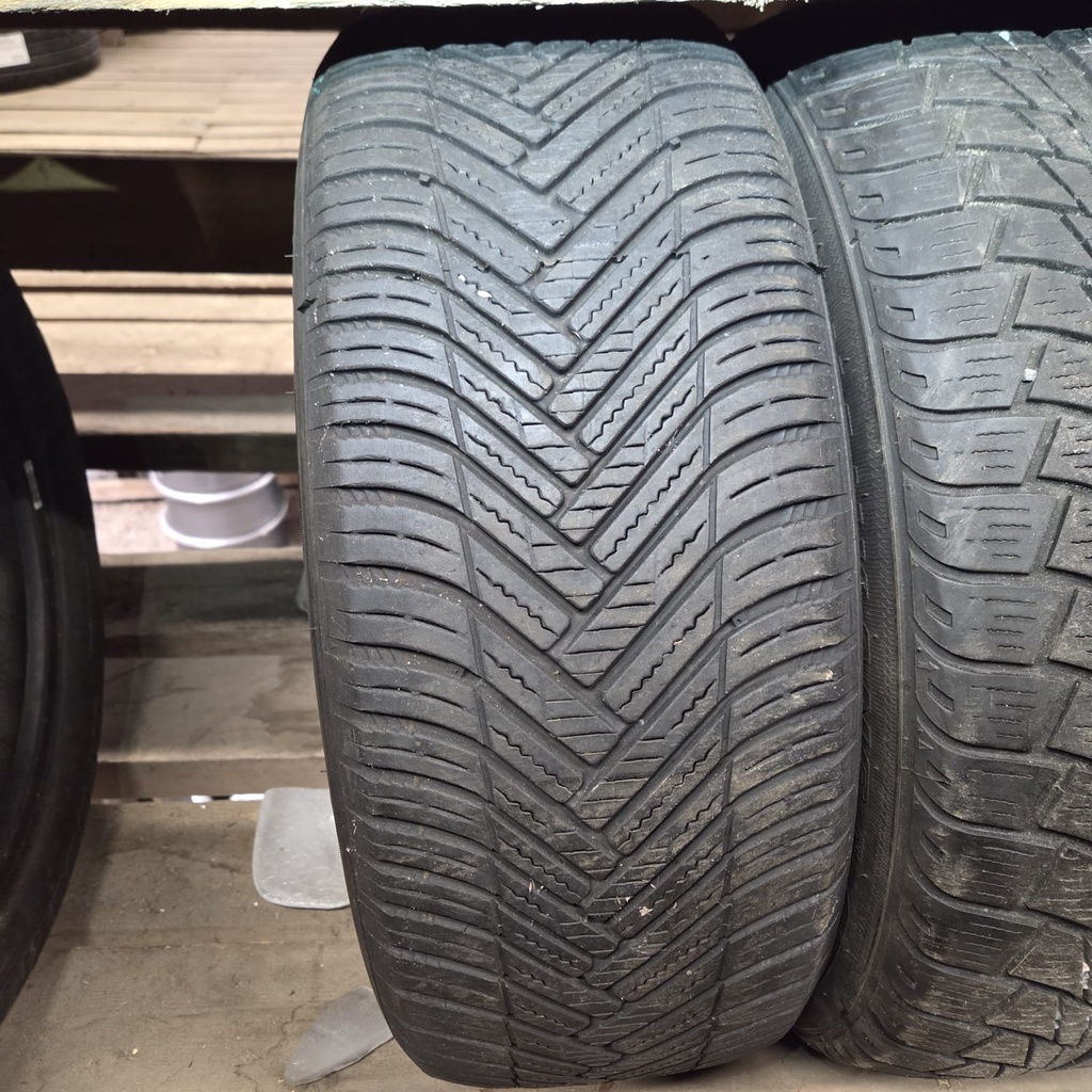 215/55ZR17 98W Hankook Kinergy 4S 2 Käytetty kitkarengas 6mm DOT-22