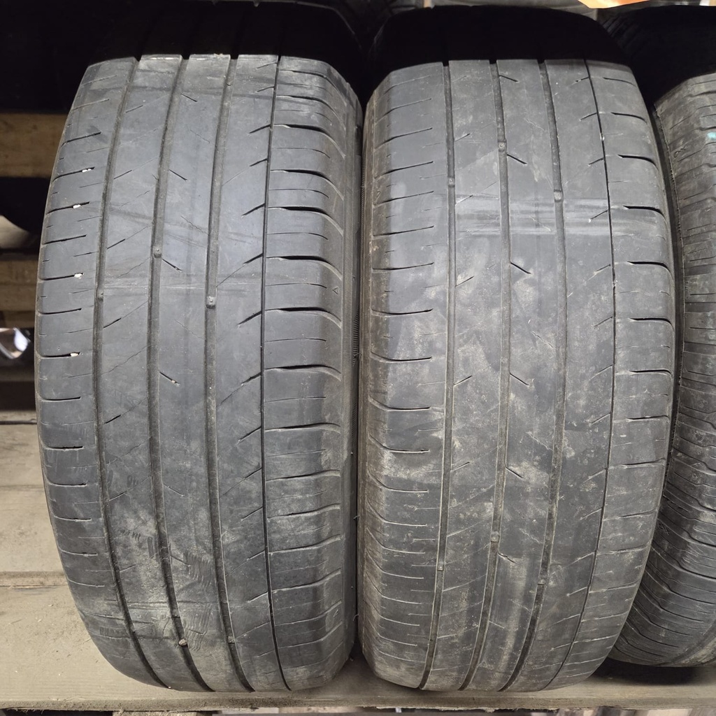 215/65R17 99V Kumho Ecsta HS52 Käytetty kesärengas 4-4,5mm DOT-21