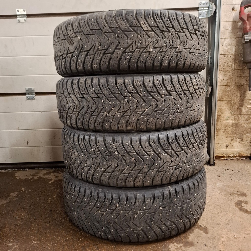215/65R17 103T XL Nokian Hakkapeliitta 8 SUV Käytetty nastarengas 6-7mm DOT-17