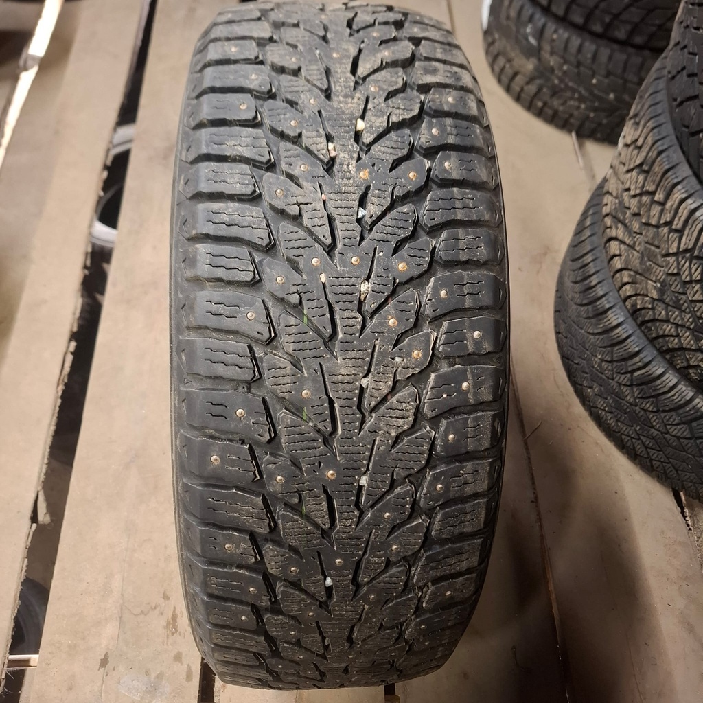 225/55R17 101T Kumho WinterCraft Ice WI32 Käytetty nastarengas 8mm DOT-23
