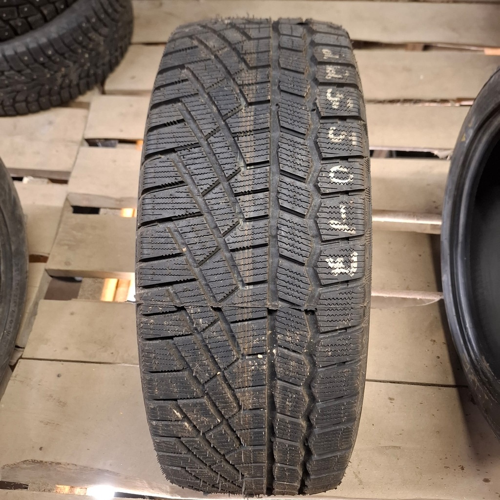 225/50R17 94Q Pinnattu Käytetty kitkarengas ajamaton DOT-10