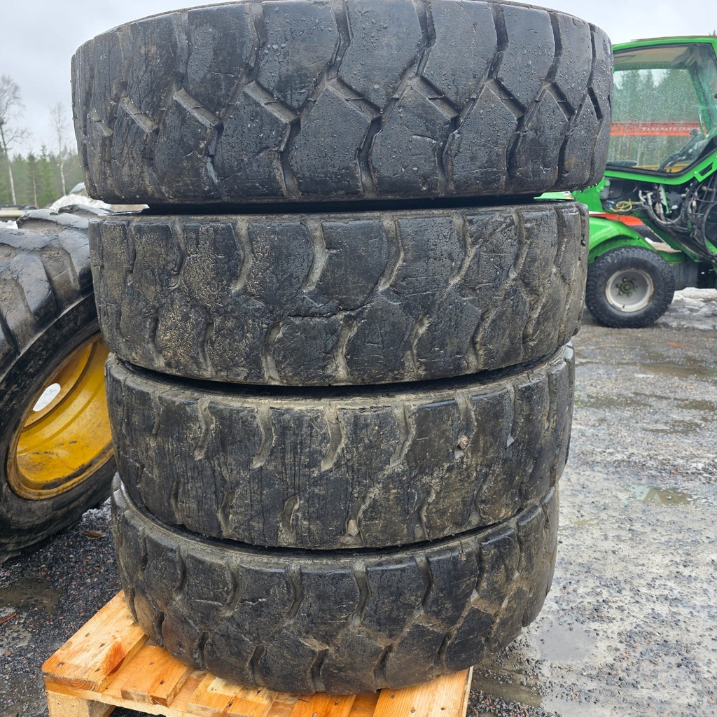 10.00-20 16pr Hauler Kaivinkoneen / Trukin rengas vanteella PJ: 10x335 KR:221mm (4kpl sarjana 1000€)