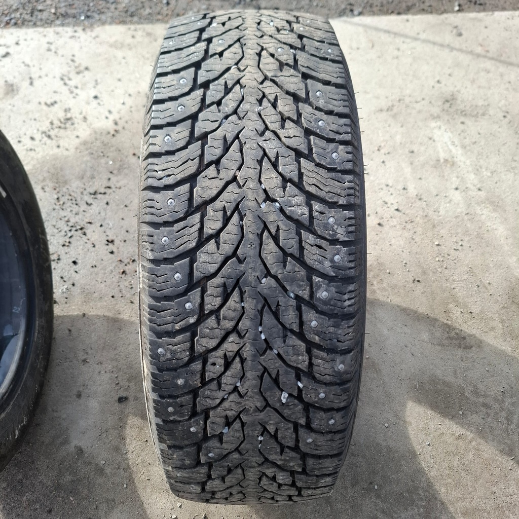 215/65R16C 109/107R Nokian Hakkapeliitta C4 Käytetty nastarengas 9mm DOT-22