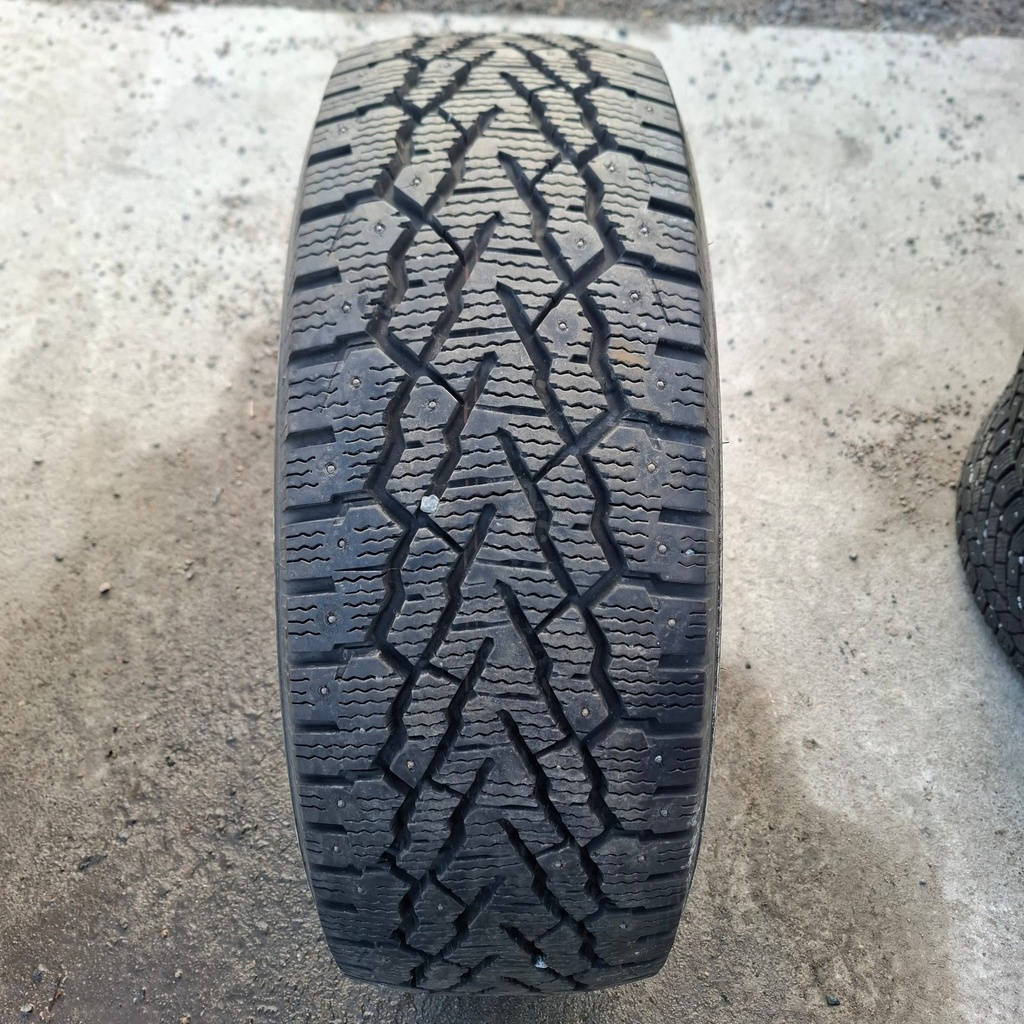 235/65R16C 115/113R Kumho Winter PorTran CW11 Käytetty nastarengas 9,5mm DOT-24