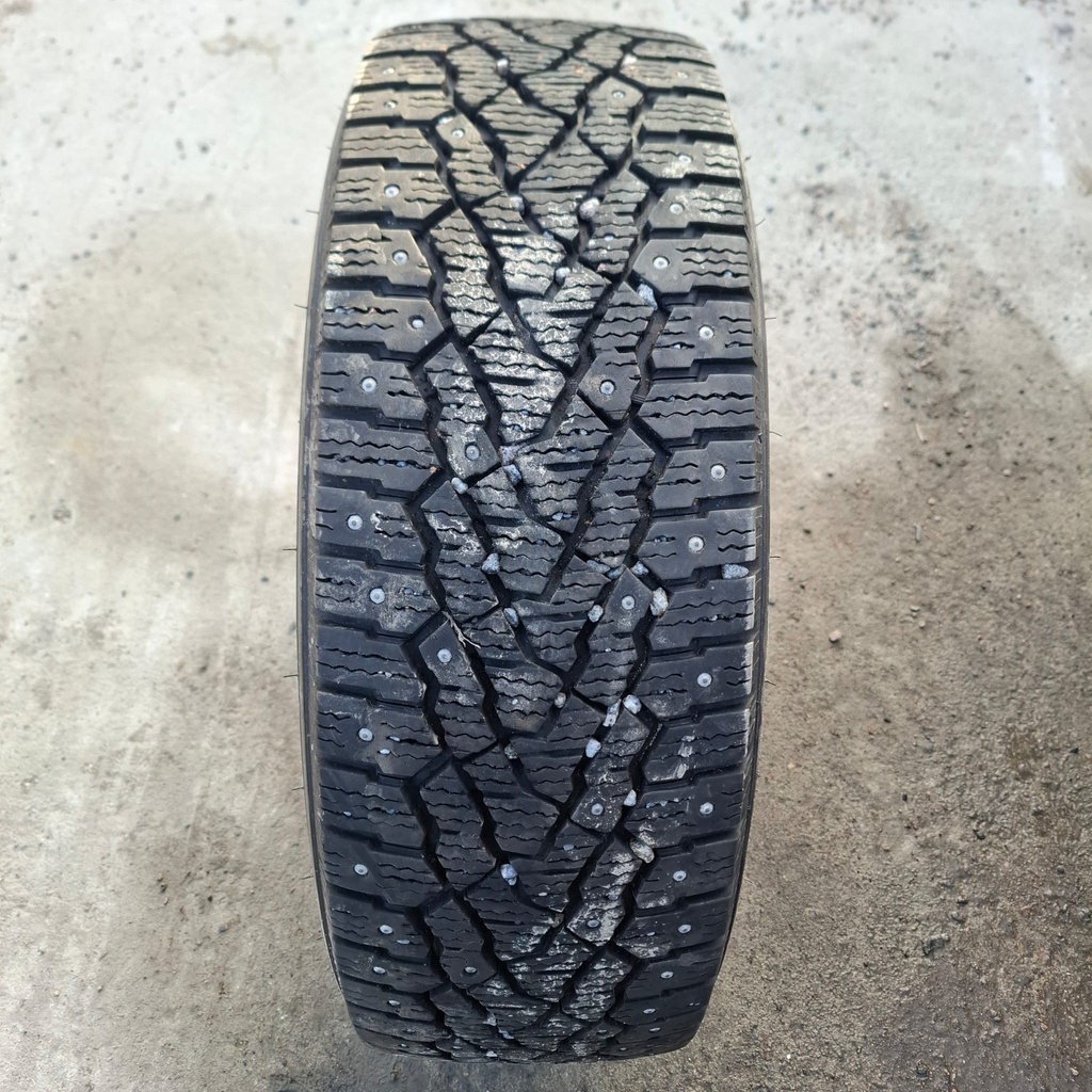 215/65R16C 109/107R Kumho Winter PorTran CW11 Käytetty nastarengas 8,5mm DOT-21
