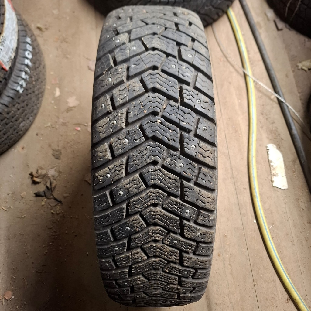 205/65R15 94Q Goodyear Ultragrip 400 Käytetty nastarengas 9,5mm DOT-00
