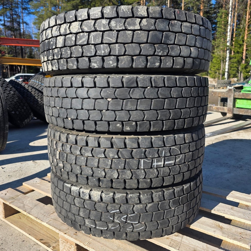 215/7517.5 126/124M KUMHO KRD02 Käytetty KA-rengas Veto DOT-14  10mm (Kesä)