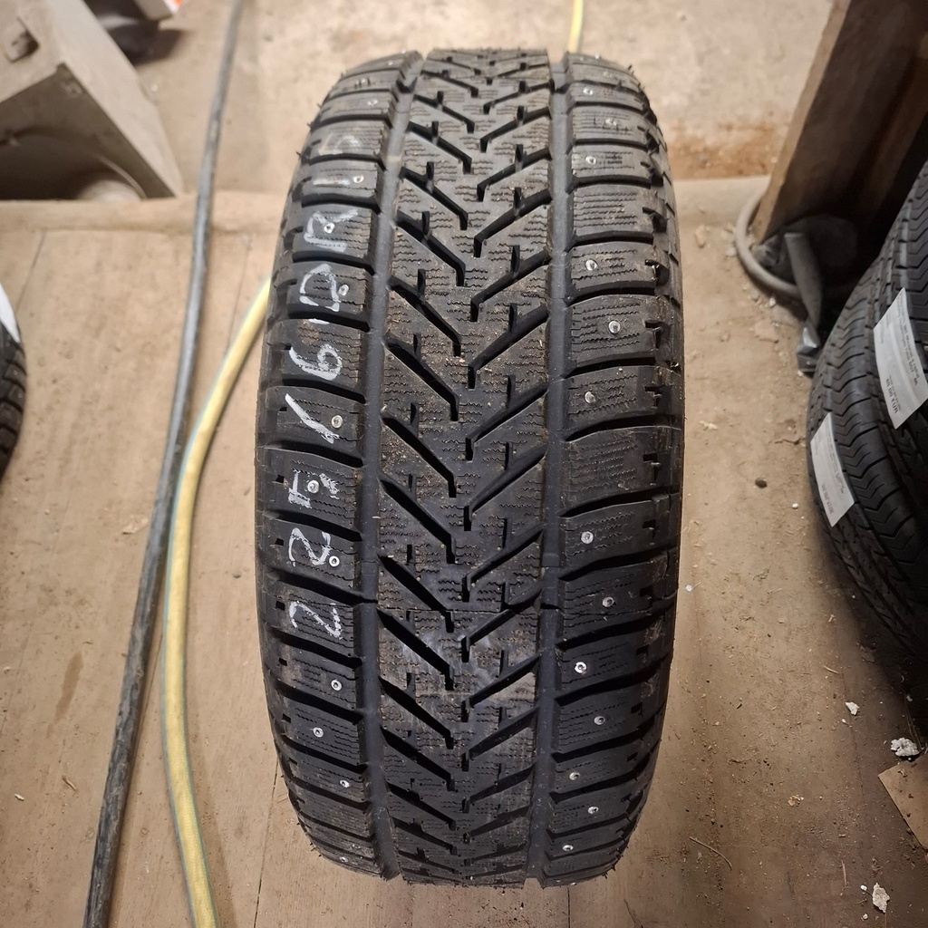225/60R15 95Q Pinnoitettu Käytetty nastarengas Ajamaton DOT-vanha