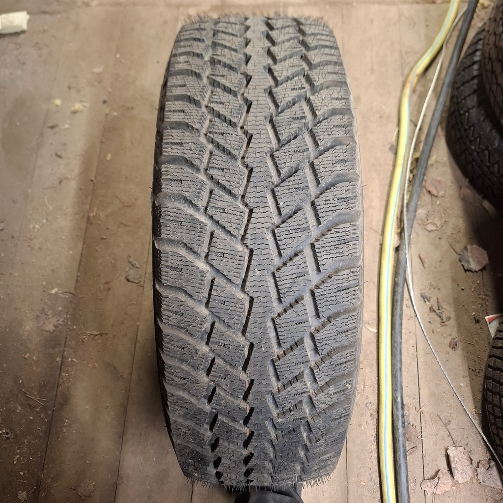 215/65R15 96Q Nokian Hakkapeliitta Q Käytetty kitkarengas Ajamaton DOT-99