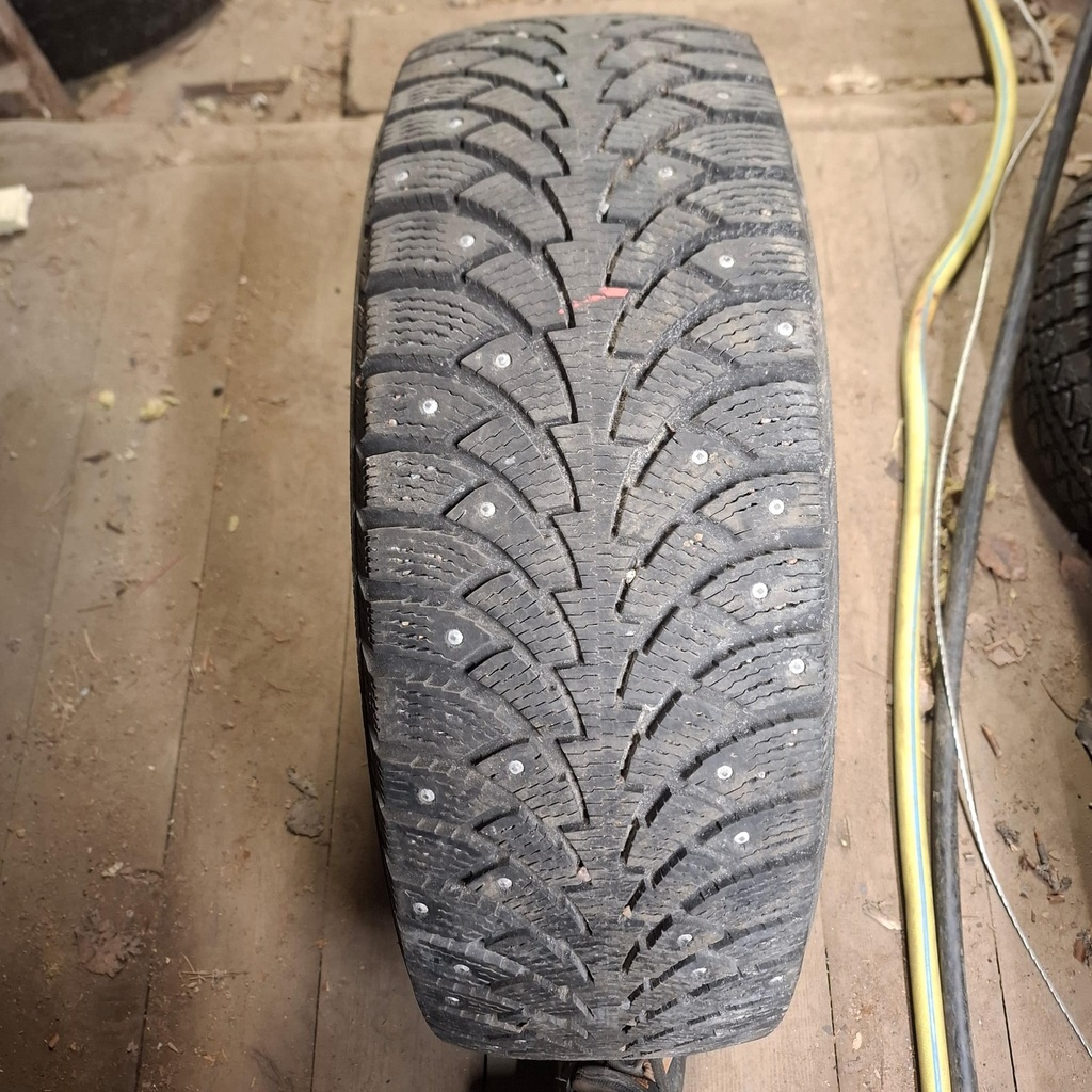 215/65R15 100T XL Nokian Hakkapeliitta 4 Käytetty nastarengas 7mm DOT-05
