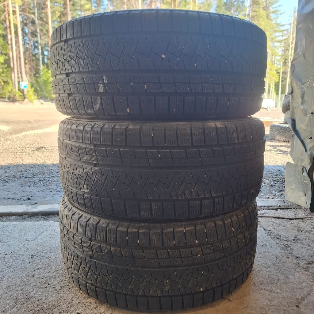 225/40R18 92V Triangle Snowlink TWT02 Käytetty kitkarengas 6-7mm DOT-22