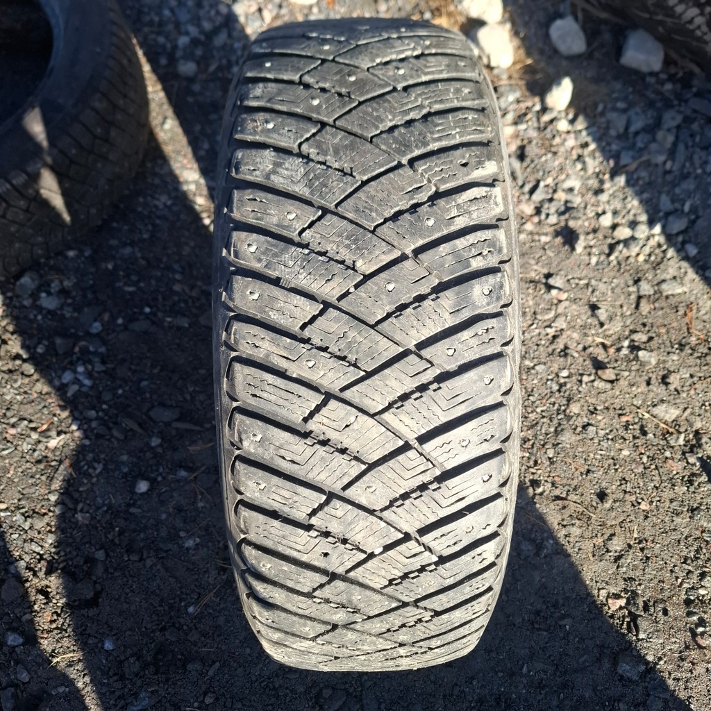 205/55R16 92T Goodyear UltraGrip Ice Arctic Käytetty nastarengas 7,5mm DOT-14