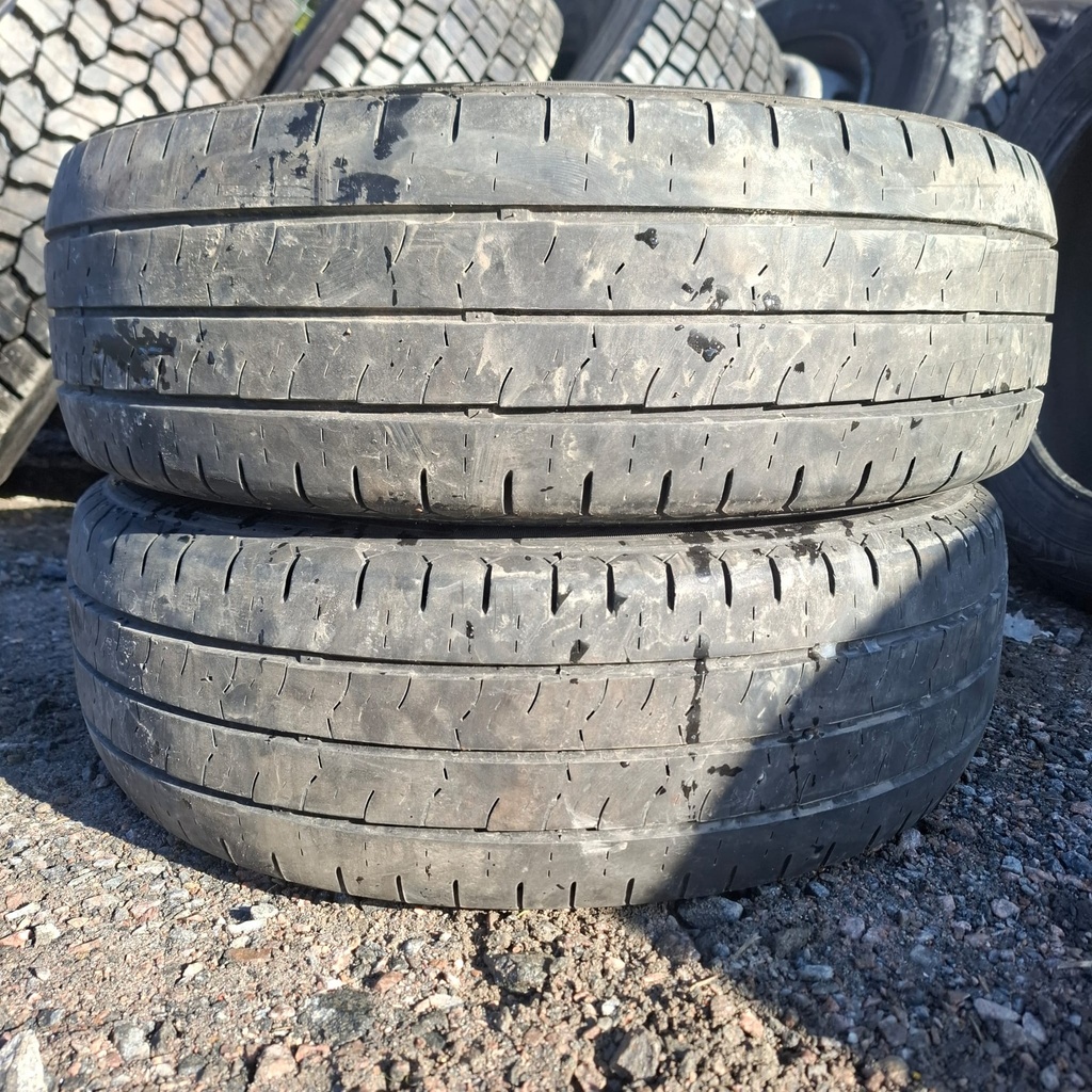 205/70R15C 106/104R Kumho 7 PorTran KC53 Käytetty kesärengas 4,5-5mm DOT-19
