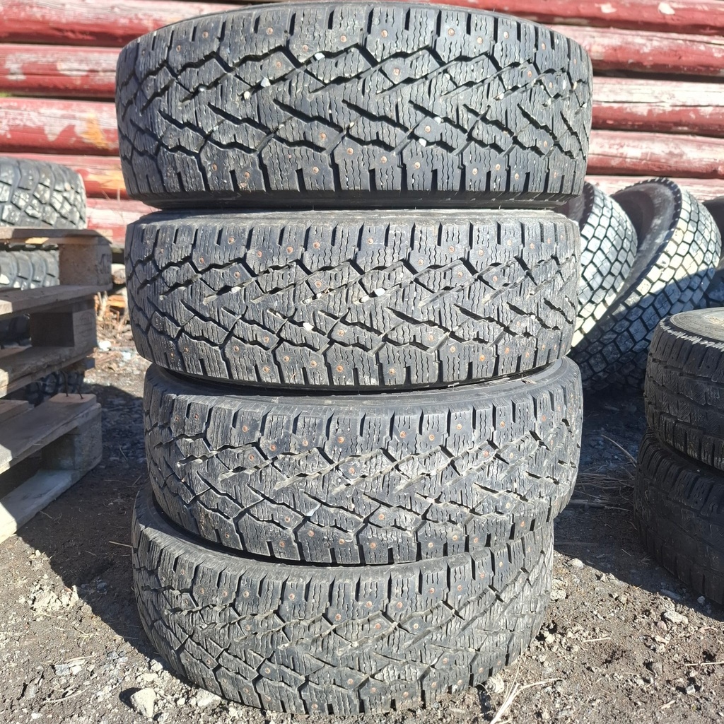 205/65R16C 107/105R Kumho Winter PorTran CW11 Käytetty nastarengas 8-9mm DOT-23
