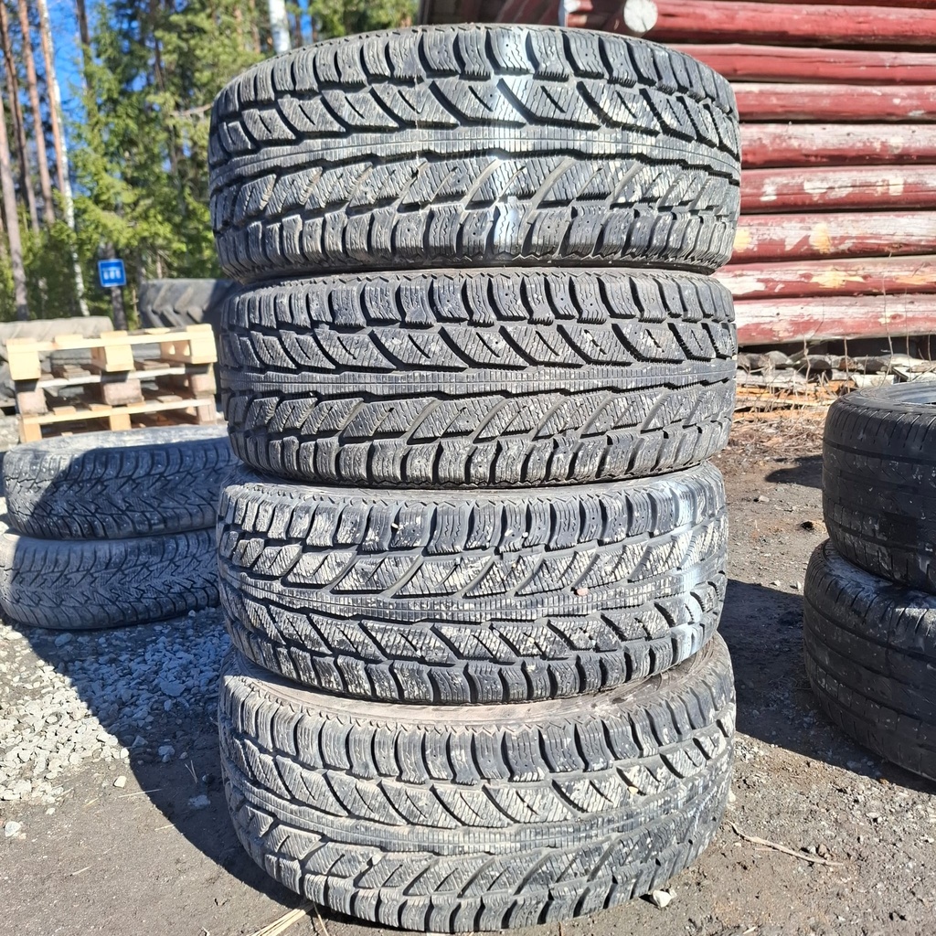 215/55R18 95T Cooper Weather-Master WSC Käytetty kitkarengas 9-9,5mm DOT-15 ja -17