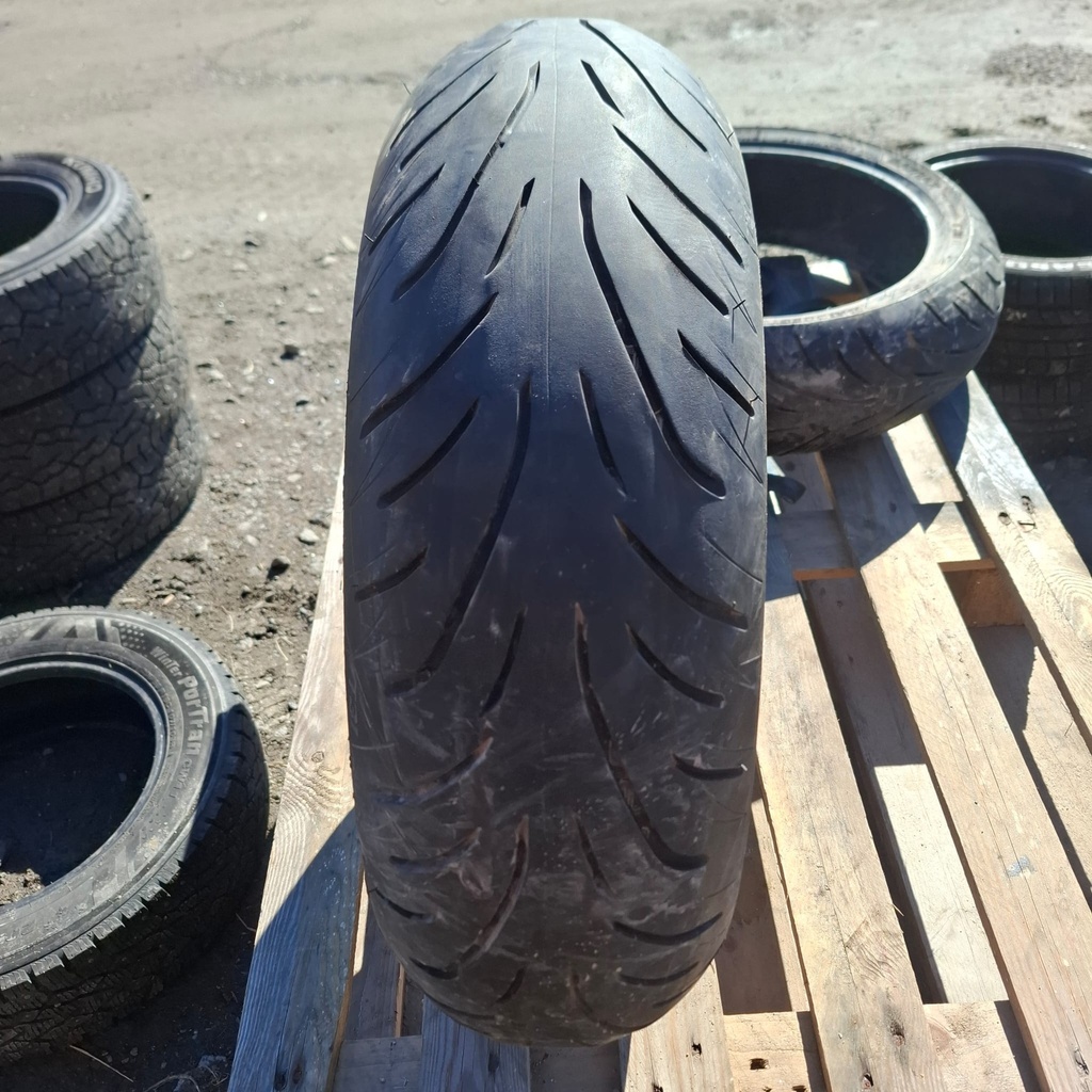 180/55ZR17 73W Bridgestone Battlax Sport touring T31R Käytetty MP-Rengas 4-5mm DOT-19