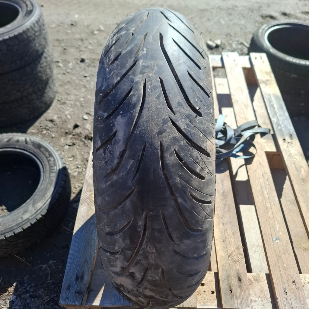 180/55ZR17 73W Bridgestone Battlax Sport touring T31R Käytetty MP-Rengas 6-6,5mm DOT-24