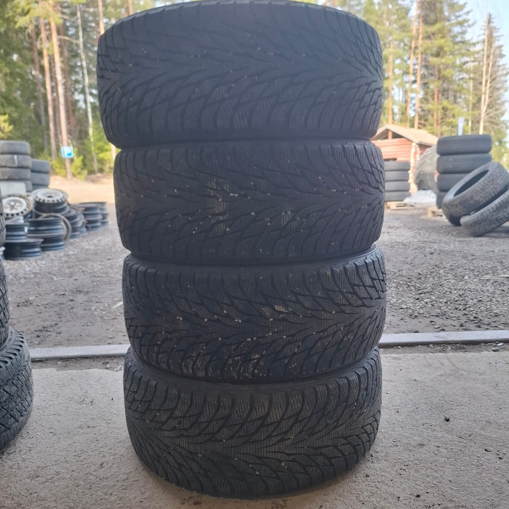225/40R19 93R XL Nokian Hakkapeliitta R2 Käytetty kitkarengas 7,5mm DOT-17