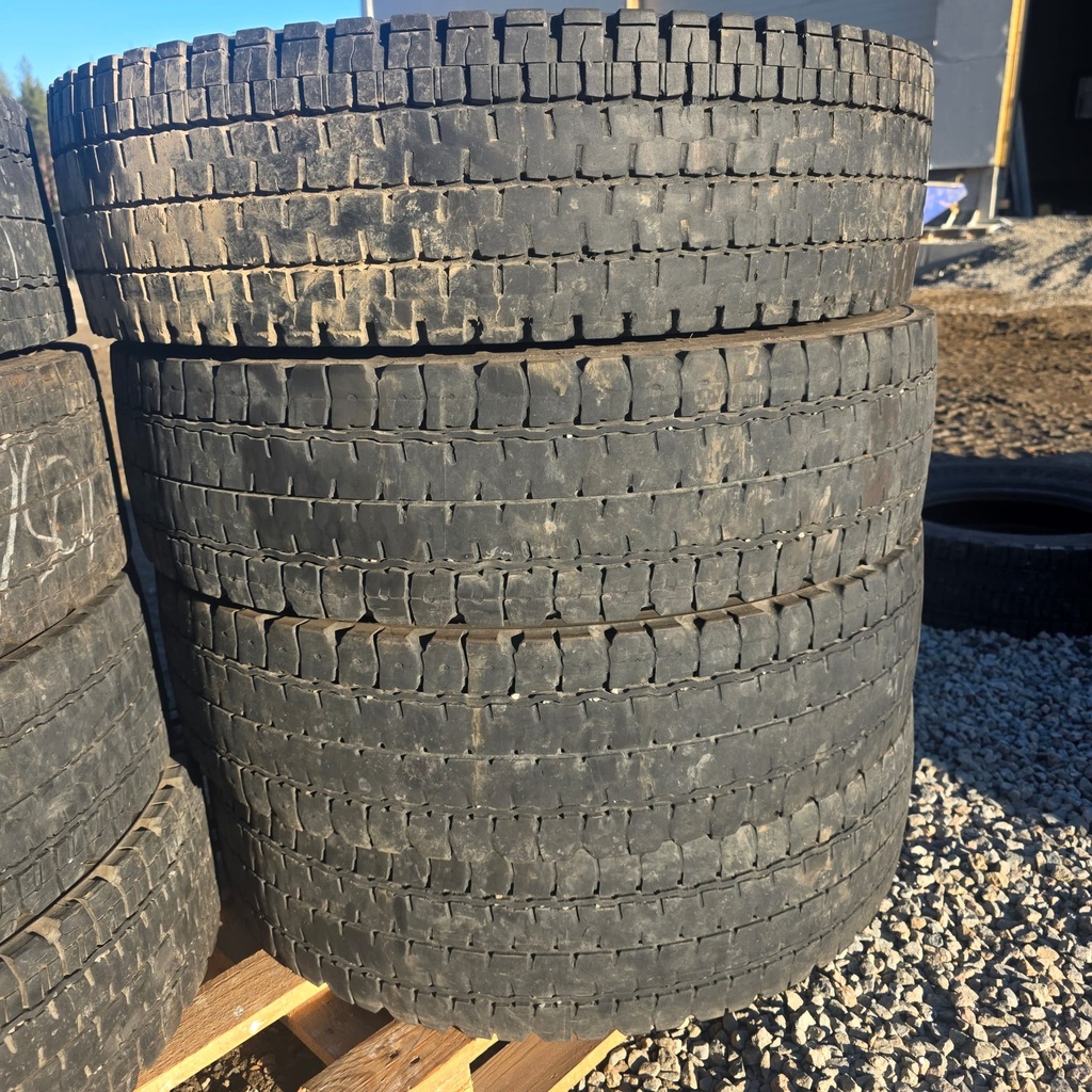 7.50R16 14PR TUBETYPE BRIDGESTONE W990 Käytetty KA-rengas veto DOT-16>  3-5mm