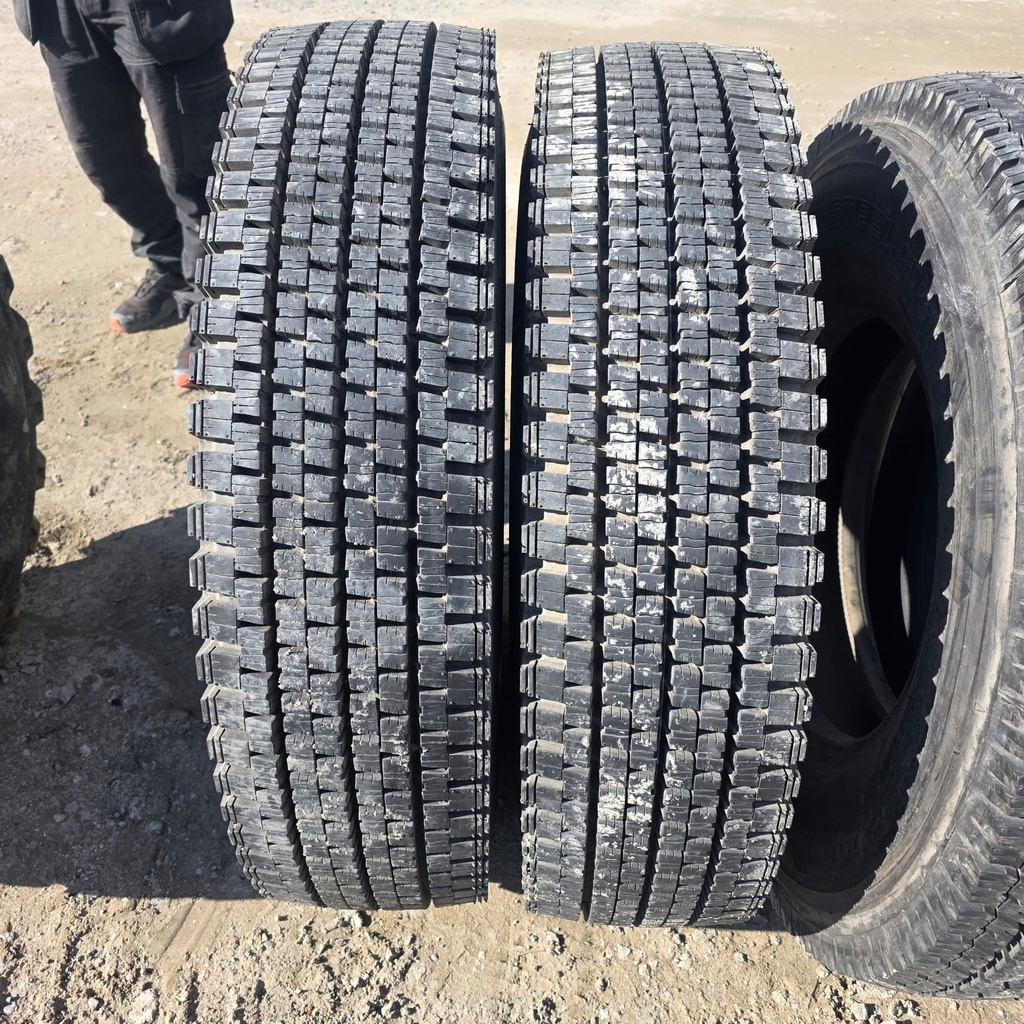 9.00R20 14pr DUNLOP SP020 Käytetty KA-rengas veto DOT-08  17mm (Siirtoajettu)