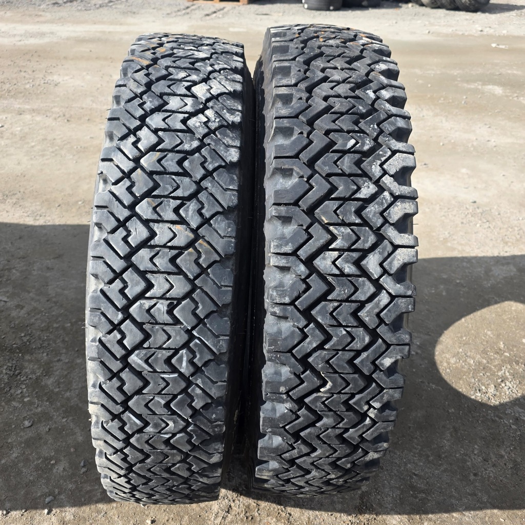 10.00R20 14pr DUNLOP SP883 Käytetty KA-rengas veto DOT-21 10mm