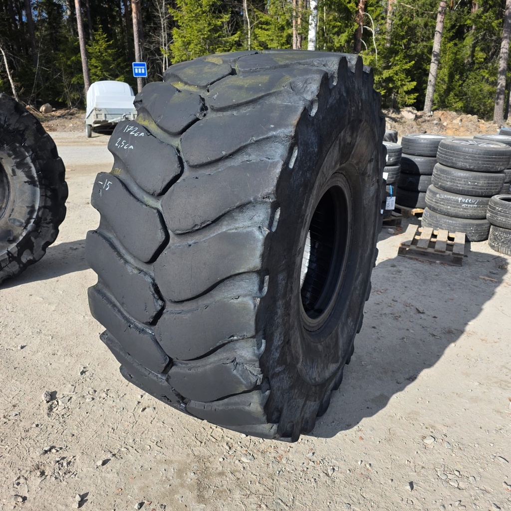 29.5R25 MICHELIN XLD D2 Käytetty työkoneen rengas Halkaisija: 172cm Pintamäärä: 2,5cm (Renkaaseen tehty asiallinen korjaus)