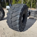 29.5R25 MICHELIN XLD D2 Käytetty työkoneen rengas Halkaisija: 172cm Pintamäärä: 2,5cm (Renkaaseen tehty asiallinen korjaus)