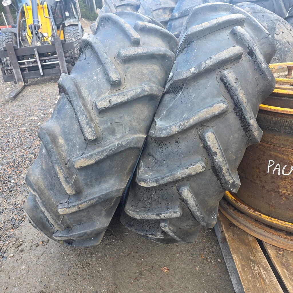14.9-24 6pr NOKIA FARM TRACTOR  Käytetty rengas 29mm (Vanha, Hakkujen välissä halkeilua)