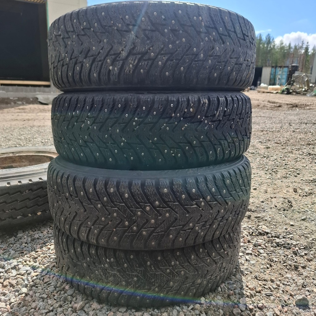 185/65R15 92T XL Nokian Hakkapeliitta 8 Käytetty nastarengas 5-6mm DOT-13 ja -18